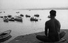 Varanasi (Uttar Pradesh)

Men meditating at sunrise.

Homme en train de méditer au levé du soleil.